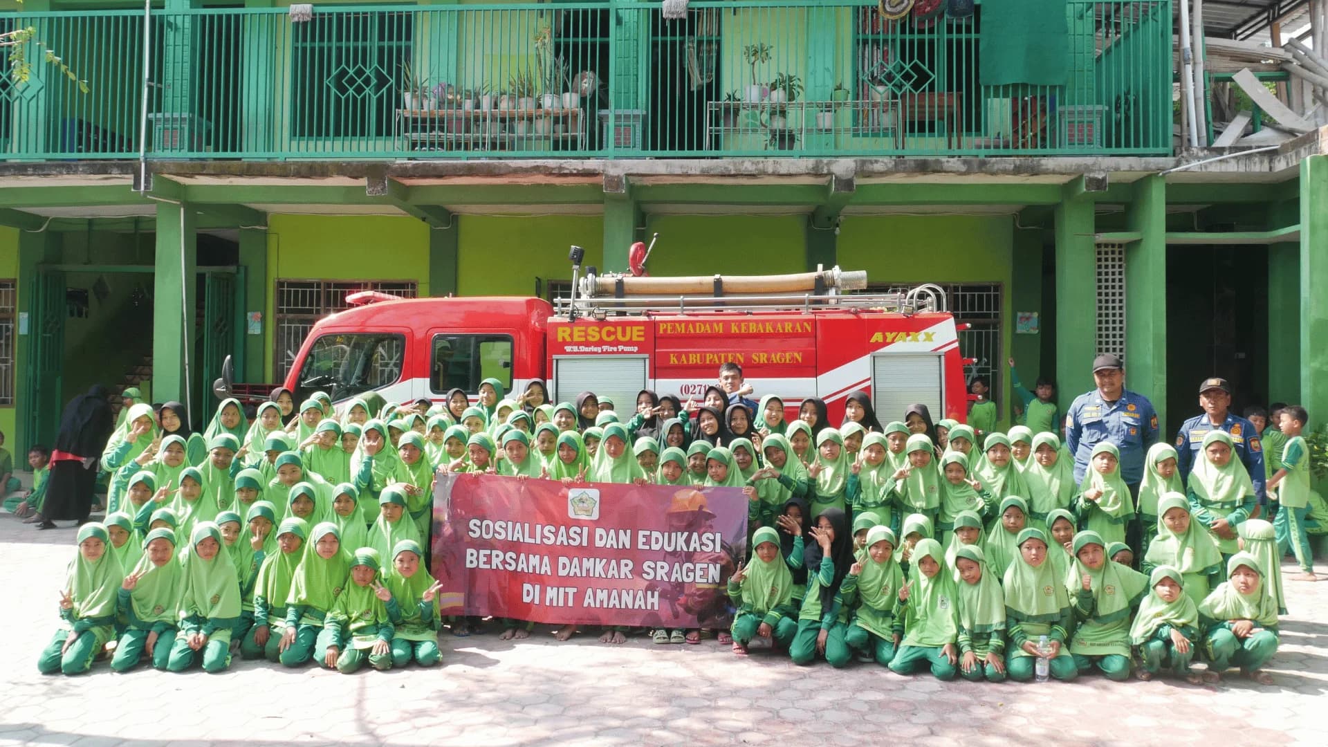 Foto Bersama Siswa dalam Acara Sosialisasi Damkar MIT Amanah