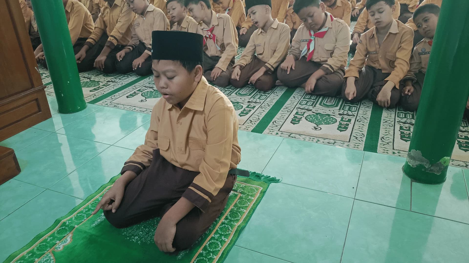 Siswa MIT Amanah melaksanakan sholat berjamaah sebagai bagian dari pembiasaan ibadah harian di sekolah. Kegiatan ini bertujuan menanamkan kedisiplinan, kekhusyukan, serta membentuk karakter spiritual yang kuat sejak dini. Dengan bimbingan guru, siswa diajak memahami pentingnya sholat sebagai pondasi utama dalam kehidupan seorang muslim.